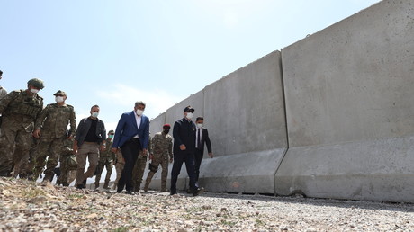 Le ministre turc de la Défense, Hulusi Akar, inspecte une portion de mur à la frontière entre la Turquie et l'Iran, dans la province de Van, le 14 août 2021.