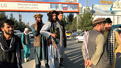 Un combattant taliban (au centre) à l'aéroport Hamid Karzai International de Kaboul, le 16 août 2021 (image d'illustration).