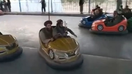 Afghanistan : des Taliban filmés en train de s'amuser dans un parc d'attractions