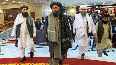 Le mollah Abdul Ghani Baradar, cofondateur et numéro 2 des Taliban (au centre), et d'autres membres de la délégation afghane lors d'une conférence de paix à Moscou en mars 2021 (image d'illustration).