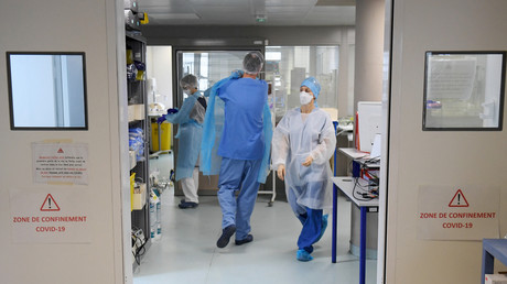 Des infirmières dans le couloir de l'unité de détresse respiratoire et d'infections sévères de l'Hôpital Nord à Marseille, le 2 février 2021 (illustration).