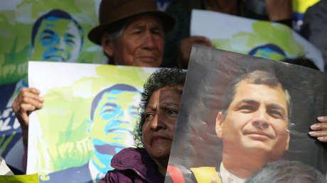 Des partisans de l'ancien président équatorien Rafael Correa devant le siège de son parti Alianza Pais à Quito (Equateur), le 28 novembre 2017. (Image d'illustration)