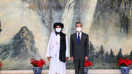 Le conseiller d'Etat chinois et ministre des Affaires étrangères Wang Yi rencontre le mollah Abdul Ghani Baradar, chef politique des talibans afghans, à Tianjin, Chine, le 28 juillet 2021 (illustration).