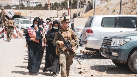 Marine américain escortant des femmes afghanes à Kaboul, le 18 août 2021 (image d'illustration).
