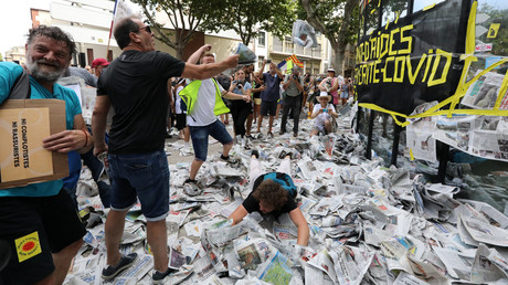 Le siège de L'Indépendant recouvert de journaux par des manifestants anti-pass sanitaire à Perpignan