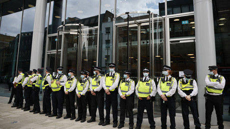Des policiers forment un cordon devant le siège d'ITN à Londres, suite à l'intrusion de manifestants, le 23 août 2021.
