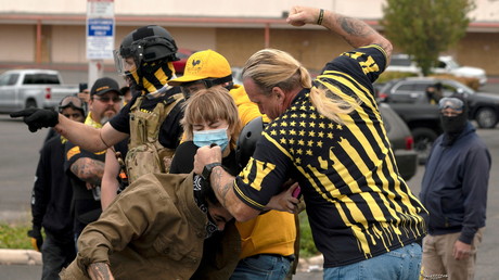 De violents affrontements entre antifascistes et Proud Boys secouent la ville de Portland (VIDEOS)