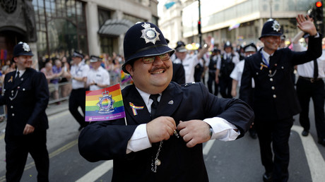 Avec des voitures couleur arc-en-ciel la police britannique veut soutenir la communauté LGBT+