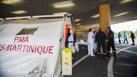 Pompiers et secouristes devant une tente de triage, mise en place pour traiter les patients au CHU Pierre Zobda-Quitman de Fort-de-France le 30 juillet 2021 (image d'illustration).