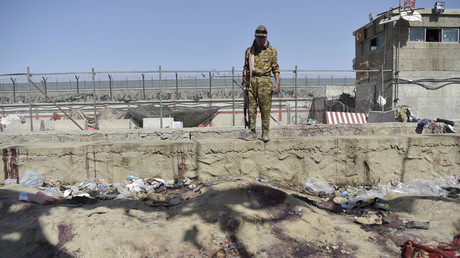 Un combattant Taliban monte la garde sur le site de l'attentat du 26 août, à l'aéroport de Kaboul, le 27 août 2021.