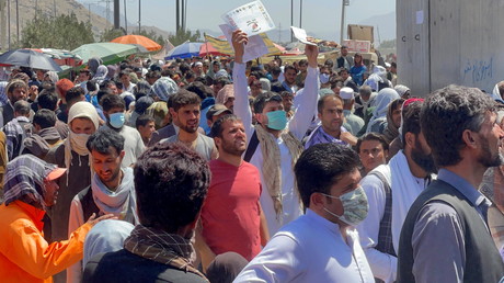 L'UE craint un afflux massif de migrants afghans. Ici, des Afghans tentent d'accéder à l'aéroport de Kaboul, le 26 août 2021 (image d'illustration).