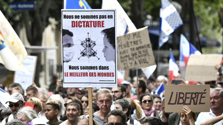 Un manifestant à Paris le 21 août 2021.