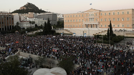 Grèce : des milliers de personnes manifestent contre la vaccination obligatoire des soignants