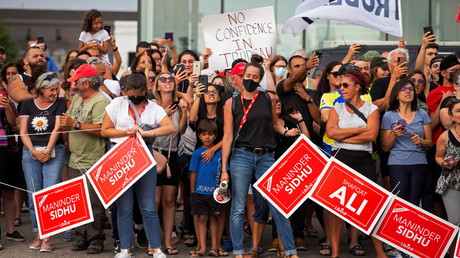 Les manifestants contre le Premier ministre libéral du Canada, Justin Trudeau, dont le meeting a été annulé en raison de problèmes de sécurité, à Bolton, Ontario, Canada, le 27 août 2021 (image d'illustration).