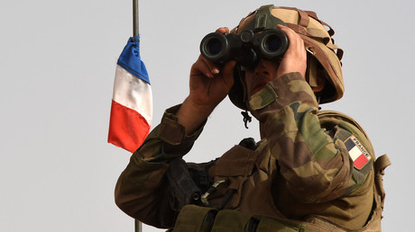 Un soldat français de l'opération Barkhane en patrouille près de Tombouctou (Mali), juin 2015