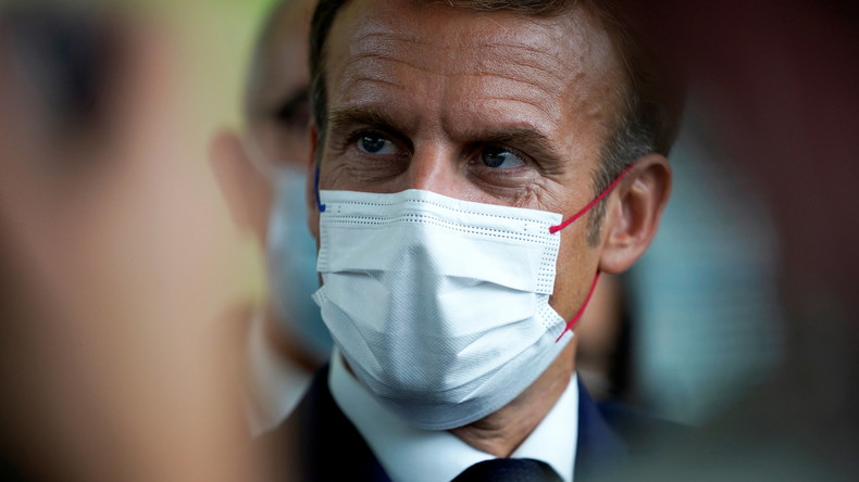 «Indécence»  : Emmanuel Macron poste une vidéo rendant hommage à des Youtubeurs et à... Samuel Paty