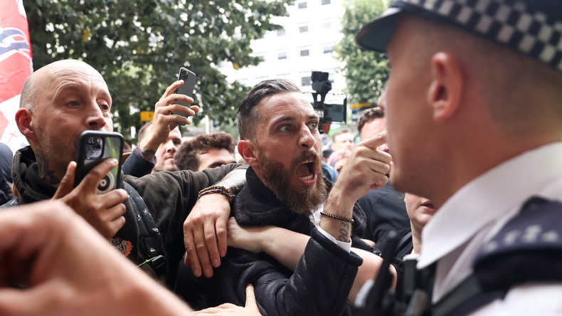 Des opposants à la politique vaccinale tentent de pénétrer dans l'Agence britannique du médicament