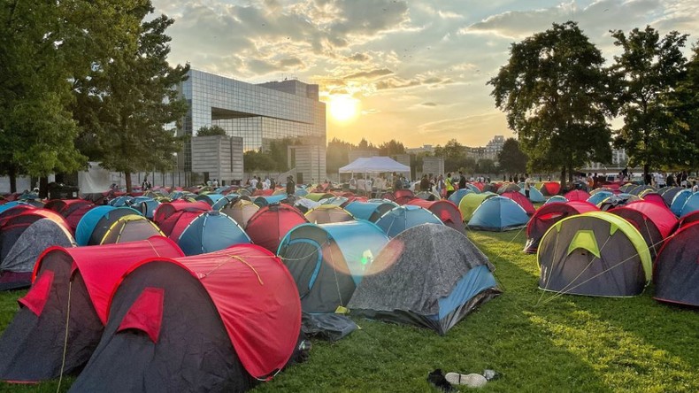 Evacuation des 1 000 sans-abri qui campaient devant la préfecture d'Ile-de-France à Paris