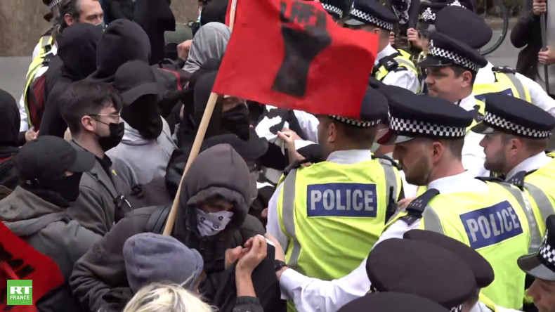Londres : heurts entre policiers et antifas venus protester contre un rassemblement anti-immigration