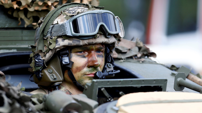 Lettonie : un exercice militaire se tient dans le centre-ville de Riga au milieu des passants