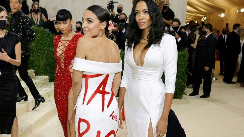 «Taxez les riches» : la robe d'Alexandria Ocasio-Cortez au gala du Met fait beaucoup réagir