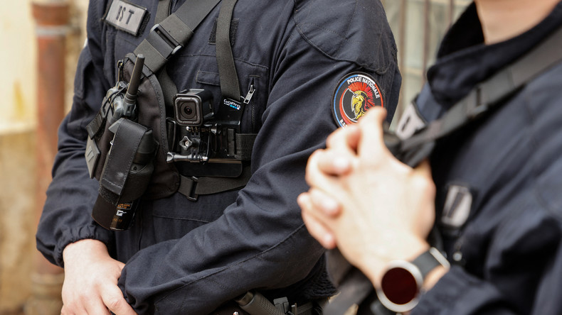 «Réalité des interventions» : 30 000 caméras-piétons bientôt déployées dans la police (REPORTAGE)