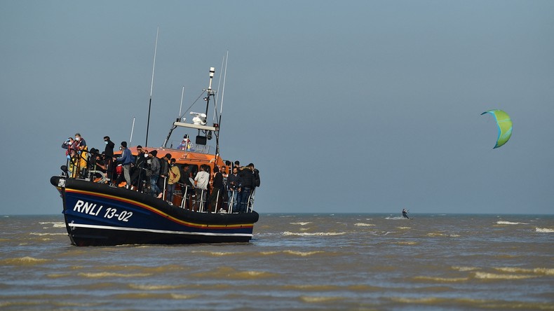 108 migrants qui tentaient de rejoindre l'Angleterre par la Manche récupérés et ramenés en France