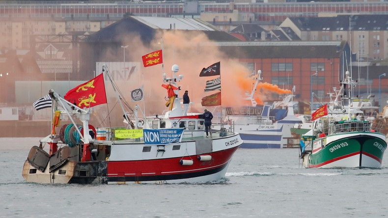 «Touche pas à ma mer» : manifestations tendues à Cherbourg et au Havre contre l'éolien (VIDEOS)