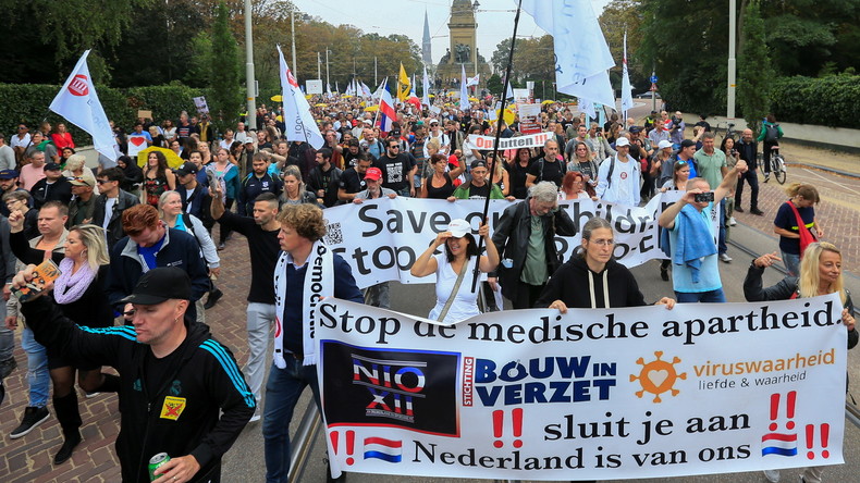 Pays-Bas : des centaines d'opposants au nouveau passeport sanitaire à La Haye (VIDEO)