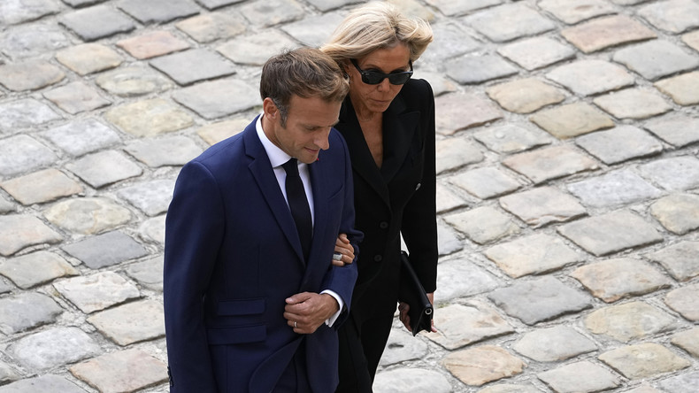 Enquête ouverte pour «atteinte à l'intimité» pour une photo de Macron en maillot de bain