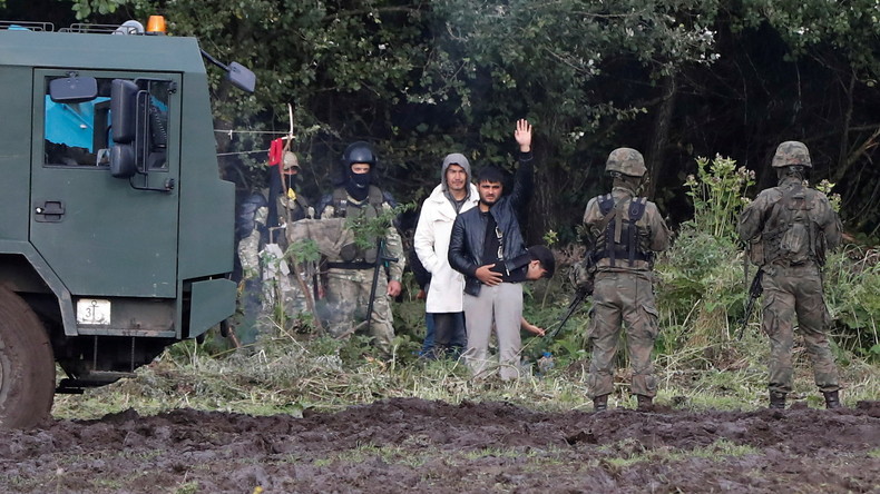 La Pologne envoie des milliers de SMS aux migrants pour les décourager de traverser la frontière