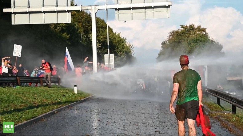 Slovénie: gaz lacrymogènes et canons à eau contre des manifestants opposés au pass sanitaire (VIDEO)