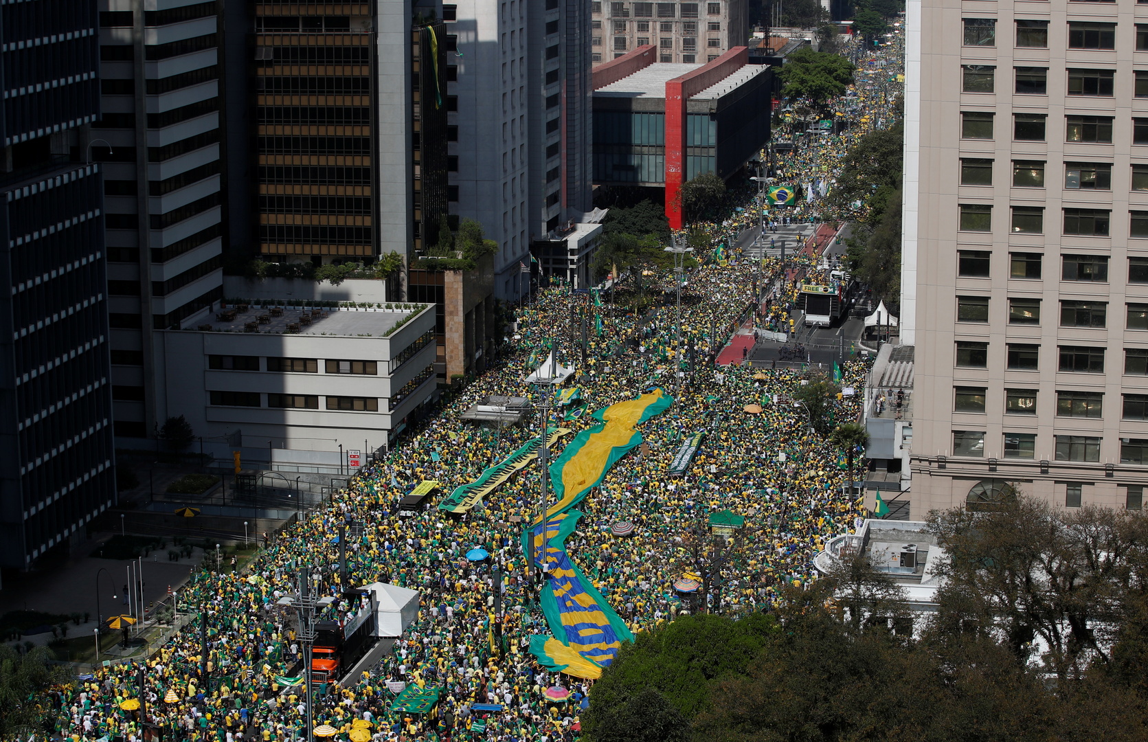 Brésil : des dizaines de milliers de partisans de Bolsonaro déferlent dans plusieurs villes