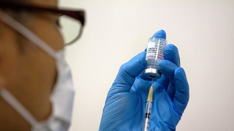 Le personnel médical prépare une injection de Moderna dans un centre de vaccination, à Tokyo  le 24 mai 2021 (image d'illustration).