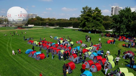 Le parc André Citroën dans le XVe arrondissement de Paris est occupé par un campement monté le 1er septembre à 13h par le collectif Réquisition.