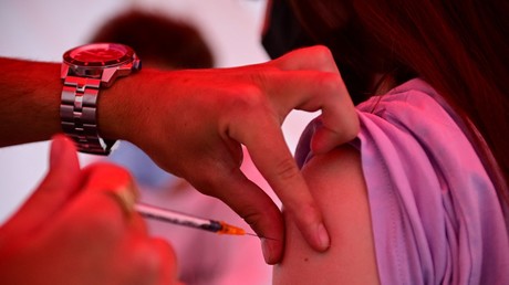 Une femme reçoit une injection du vaccin de Pfizer/BioNTech à Paris, le 29 juin 2021.