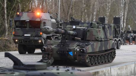 Si l'UE évoque l'idée d'une force de défense commune, le projet est encore loin de se concrétiser (image d'illustration : des chars de l'armée allemande à la base militaire de Bergen en février 2020).