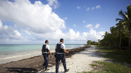 Des policiers français patrouillent sur la plage des Salines à Le Gosier (Guadeloupe), le 20 mars 2020.