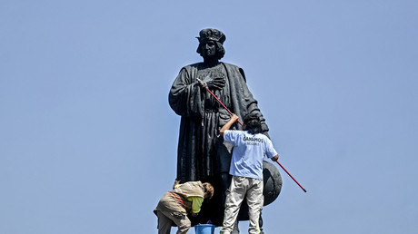 Des agents municipaux nettoient la statue de Christophe Colomb à Mexico, le 12 octobre 2020 (image d'illustration).