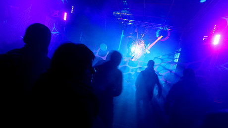 Des personnes participent à une soirée techno à Reims, en 2014 (image d'illustration).