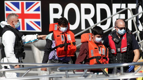 Des migrants secourus dans la Manche sont amenés à Douvres à bord du bateau de sauvetage des forces frontalières, BF Hurricane, en Grande-Bretagne, le 8 septembre 2021 (image d'illustration).