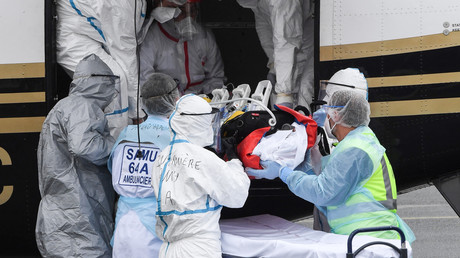 Des membres du Samu transfèrent un patient atteint vers un service de réanimation de l'hôpital de Bayonne le 19 mars 2021 à Biarritz.