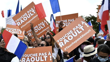 Des manifestants tiennent des banderoles en soutien à Didier Raoult, lors d'une manifestation à Paris le 21 août 2021 (image d'illustration).