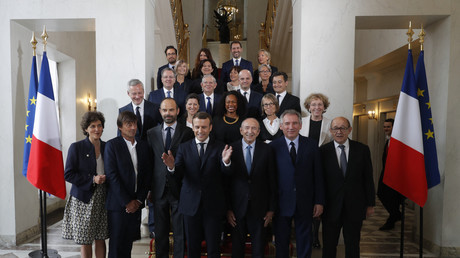 Emmanuel Macron entouré des membres du gouvernement Edouard Philippe I à l'issue du premier conseil des ministres du quinquennat, à l'Elysée, le 18 mai 2017.
