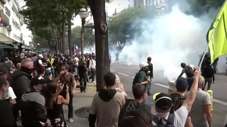 Tensions lors de l'une des manifestations contre le pass sanitaire à Paris le 11 septembre 2021.