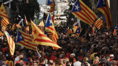 Espagne : des tensions marquent le rassemblement de masse à Barcelone pour la fête de la Catalogne