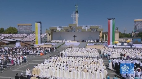 Hongrie : des milliers de personnes participent à la messe du pape François