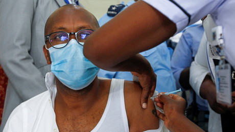 Un homme reçoit le vaccin AstraZeneca, dans le cadre du programme Covax, dans un hôpital de Nairobi, au Kenya, le 5 mars 2021.