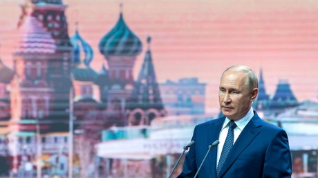 Russie : Vladimir Poutine, «en parfaite santé», s'isole après des cas de Covid-19 dans son entourage