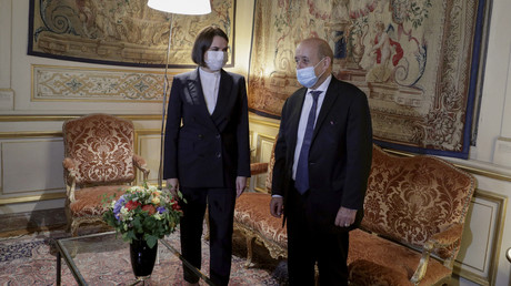 L'opposante biélorusse Svetlana Tikhanovskaïa accueillie par le ministre français des Affaires étrangères Jean-Yves Le Drian, le 15 septembre au Quai d'Orsay à Paris.